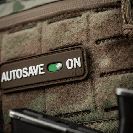 M-Tac Patch Autosave PVC 3D morale patch, brun PVC, 8x2.5 cm, på taktisk rygsæk med velcro