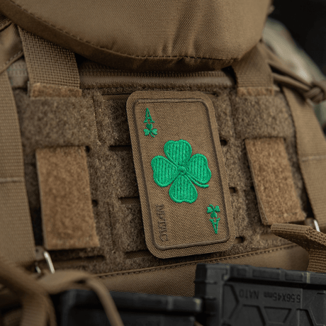 M-Tac Patch Lucky Card (Broderi) på taske. Broderet kløverblad for held på Cordura 500D med Velcro. Dimensioner 8x5 cm, holdbar i brug.