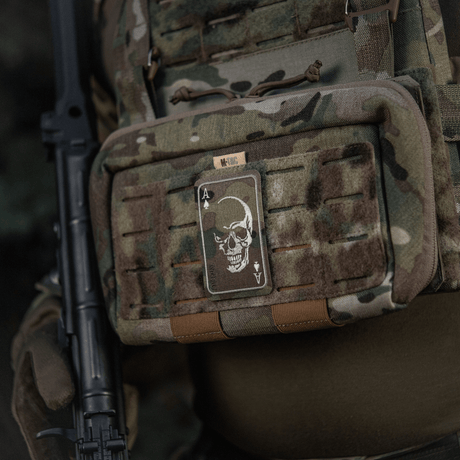 M-Tac Patch Face of War (Broderi) på camouflageret taske med kraniemotiv, fremstillet af broderet Cordura 500D, inspireret af Vietnamkrigen.