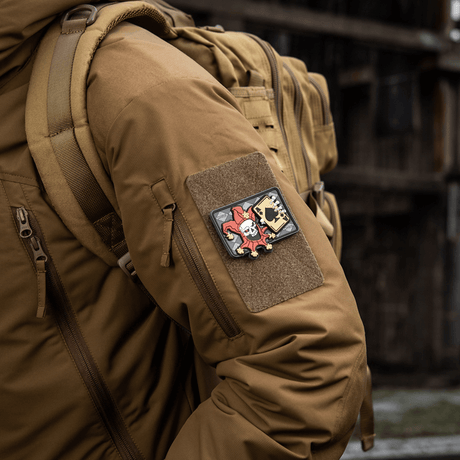 M-Tac Patch Joker Skull 3D PVC på jakkens ærme med Velcro, taktisk design i PVC, perfekt til tilpasning af udstyr. Dimensioner 78x55 mm.