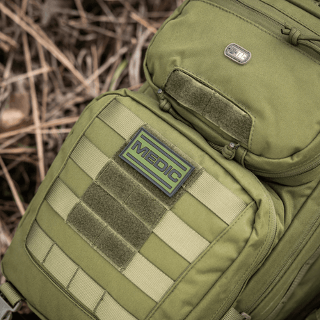 M-Tac Patch Medic PVC 3D på en rygsæk, fleksibelt PVC-materiale, 3D-effekt og Velcro fastgørelse, ideel til medicinsk personale.