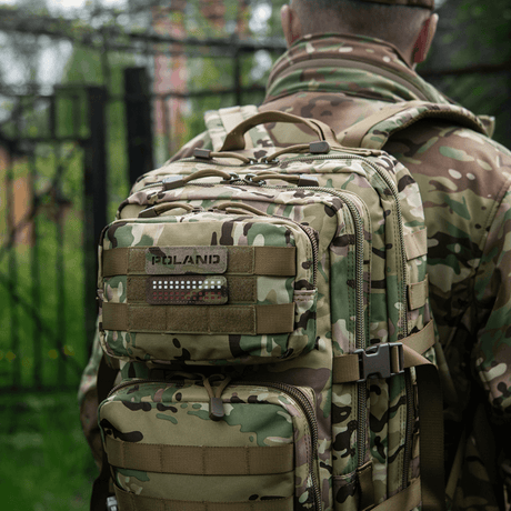 M‑Tac Patch Poland End-to-End 25x80 på camouflage rygsæk i naturen, høj kvalitet Cordura 500D med velcro fastgørelse.