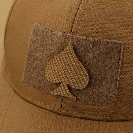 M‑Tac Patch Spades Laser Cut i Cordura 500D materiale med Velcro-bagside, ideel til militær og taktisk brug, monteret på en kasket.