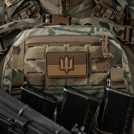 M-Tac patch Ukraine Flag med ZSU Trident PVC monteret på camouflage rygsæk til ukrainsk militær stolthed og historisk arv, 3D PVC design.