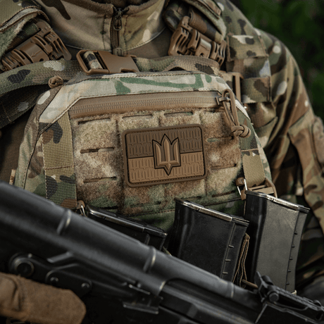 M-Tac patch Ukraine Flag med ZSU Trident PVC på camouflage vest, viser ukrainernes militære og nationale stolthed.