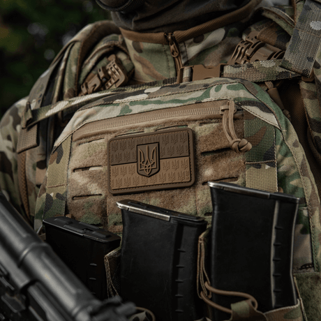 M-Tac Patch Ukraine Flag med Våbenskjold på camouflage vest med 3D Trident design, holdbar PVC morale patch, perfekt til militærudstyr.