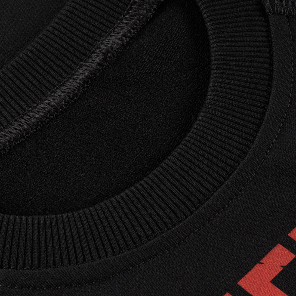 Sort krave på M-Tac Raglan Freedom trøje med detaljeret syning og premium MagnaColours® print for en aktiv livsstil.