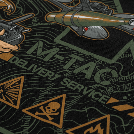 M-Tac T-Shirt Delivery Service design med amerikansk Pin-Up-kultur, FPV-briller og drone, omkranset af symboler og "Death from Above" tekst.