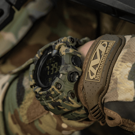M-Tac Tactical Ur 2037 med camouflage-design båret af en person iført taktisk udstyr