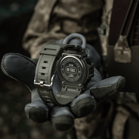 M-Tac Tactical Ur med Kompas 2233 i militær stil, vises på en hånd i handsker, egnet til outdoor og taktisk brug, vandtæt 5ATM.