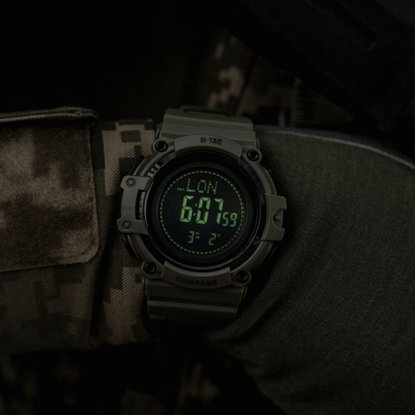 M-Tac Tactical Ur med Kompas 2233 viser tid og kompas på grøn LED-skærm, designet til robust taktik og udendørs brug.
