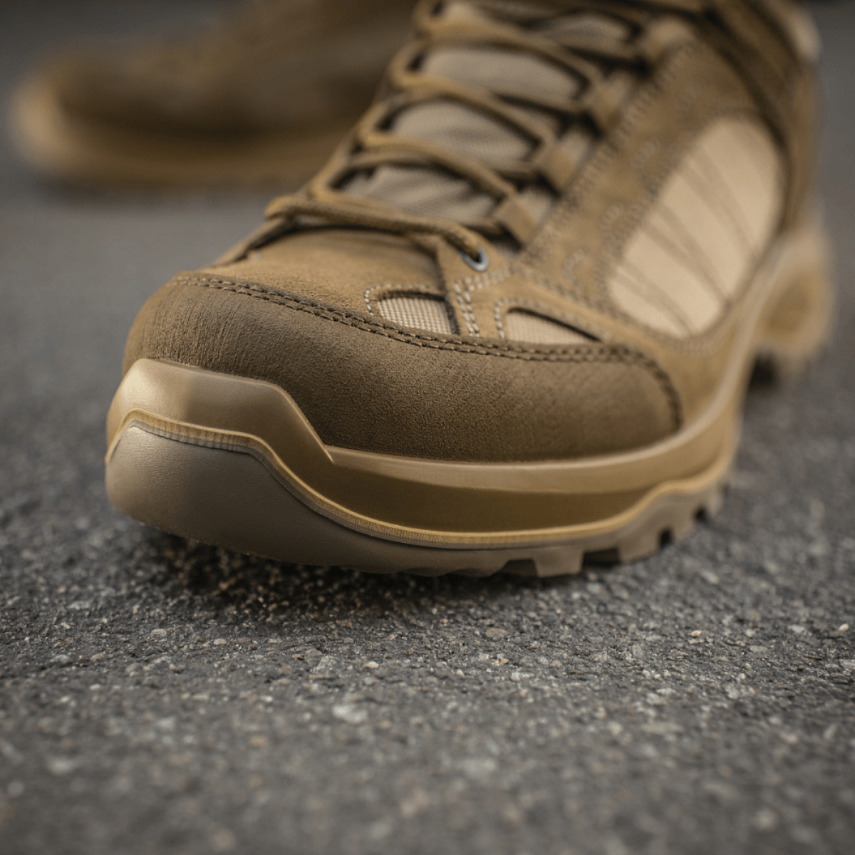 Nærbillede af M-Tac Sneakers Tactical Demi-Season Pro Line med suede og Cordura overmateriale samt en patenteret Vibram-sål.