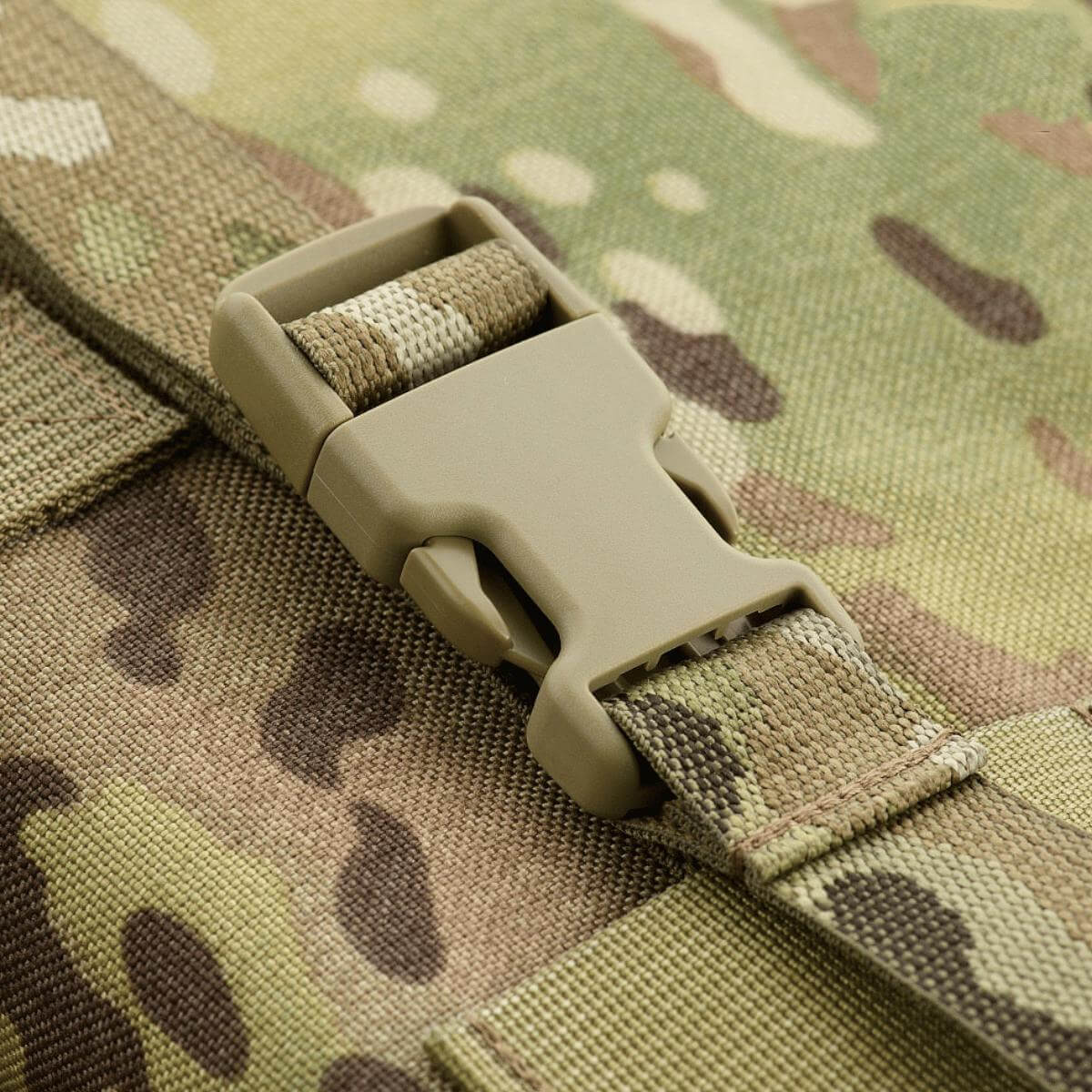 M-Tac taske til Bundeswehr liggeunderlag med MOLLE-kompatible velcro-stropper og klikspænde for sikker fastgørelse