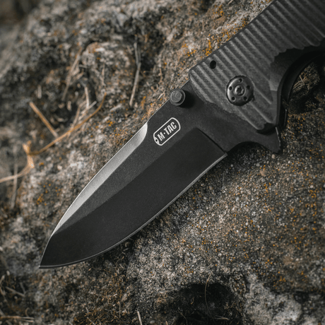 M-Tac Outdoor & Militær foldekniv - Type 7 med klinge af sort belagt rustfrit stål på klippeoverflade