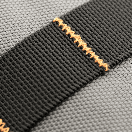 M-Tac Urban Line City Patrol Taske materiale close-up af sort skulderbånd med orange syninger, 600D polyester, vandafvisende egenskaber.