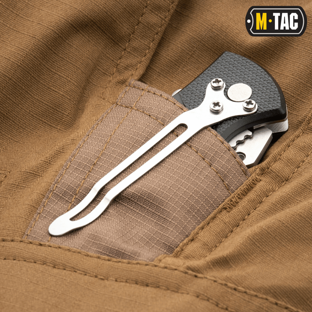 M-Tac Taktiske Bukser Aggressor Gen. II Flex med lommedetalje og kniv, ideel til træning og udendørsbrug.