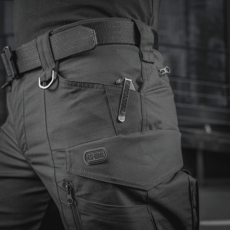 M-tac Taktiske Bukser Conquistador Gen. I Flex i polycotton Rip-stop Flex, ideelle til udendørsaktiviteter og arbejde, tæt på visning.