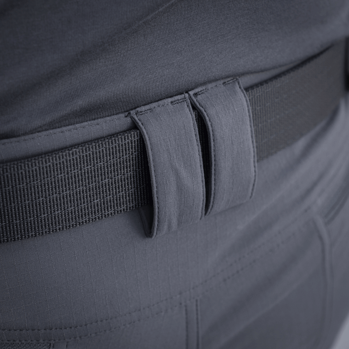 Nærbillede af M-Tac Bukser Sahara Flex Light, viser bæltedetalje og stofstruktur.