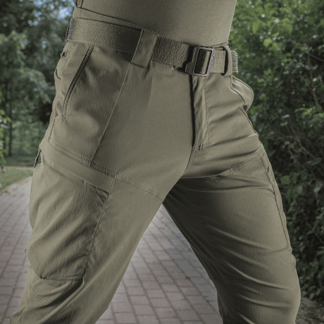 M-Tac Bukser Sahara Flex Light i beige vises udendørs med fleksibilitet og komfort til sommervejr.