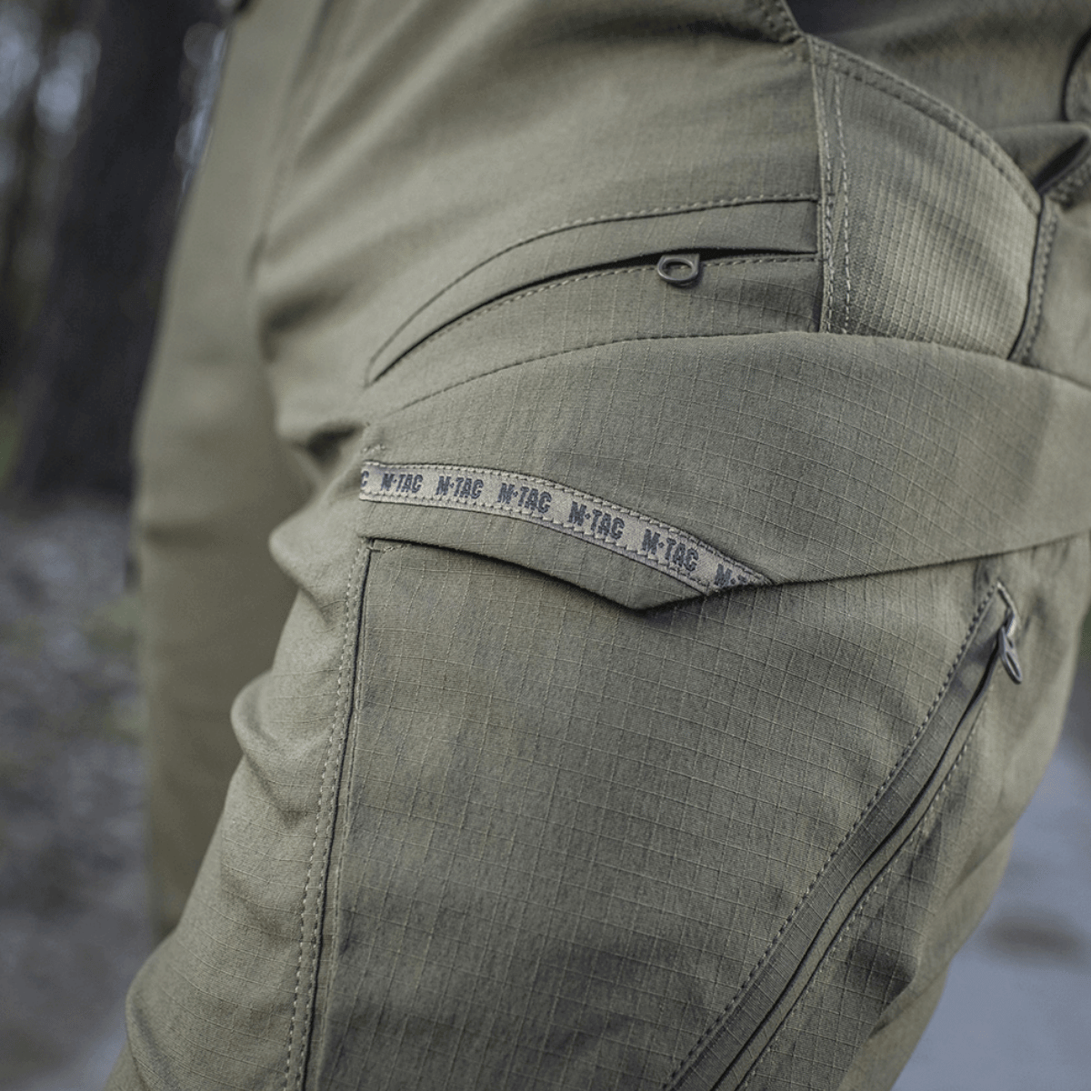 M-Tac Bukser Aggressor Summer Flex i let Rip-Stop nylonstof, perfekte til varmt vejr og taktisk brug, komfort og holdbarhed kombineret.