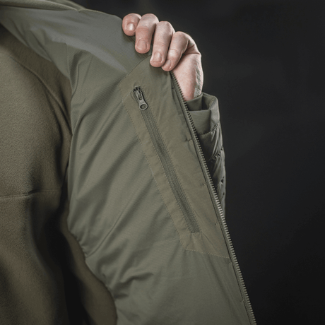 Detaljebillede af M-Tac Jarl Jakke, viser åndbar Toray stretch nylon og lynlåslomme. Ideel til mellemsæson og beskyttelse mod kulde.