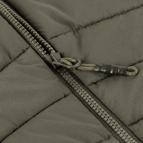 Detaljebillede af lynlås på M-Tac Jarl Jakke, designet med åndbart Toray nylon og avanceret G-Loft isolering.