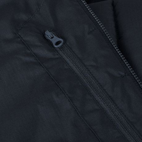 Lynlåsdetalje på M-Tac Jarl Jakke i Toray mechanical stretch nylon, designet til komfort og isolering i koldt vejr.