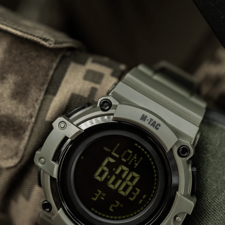 M-Tac Tactical Ur med Kompas 2233 i robust design med LED-baggrundsbelysning, ideelt til outdoor og taktisk brug.
