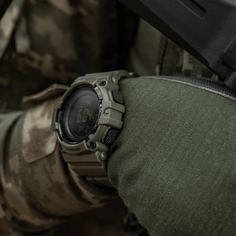 M-Tac Tactical Ur med Kompas 2233 i urbant design, ideelt til outdoor og taktisk brug, med LED-baggrundsbelysning og kompas.