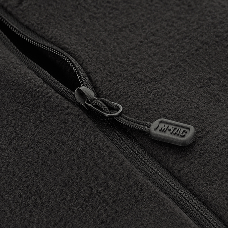 Nærbillede af lynlåsen på M-Tac Delta Polartec Raglan Jakke med holdbar Micro Series fleece fra Polartec®