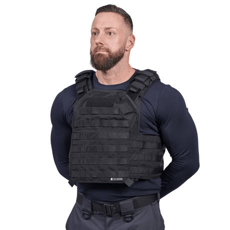 EA Plate Carrier Sort i galleri position 1 med NIJ-certificeret stik- og skudsikker vest i robust, taktilt materiale til professionel kropsbeskyttelse.