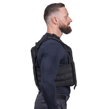 EA Plate Carrier Sort i galleri position 1 set fra siden med modulært design i slidstærkt materiale og NIJ-certificeret kropsbeskyttelse.