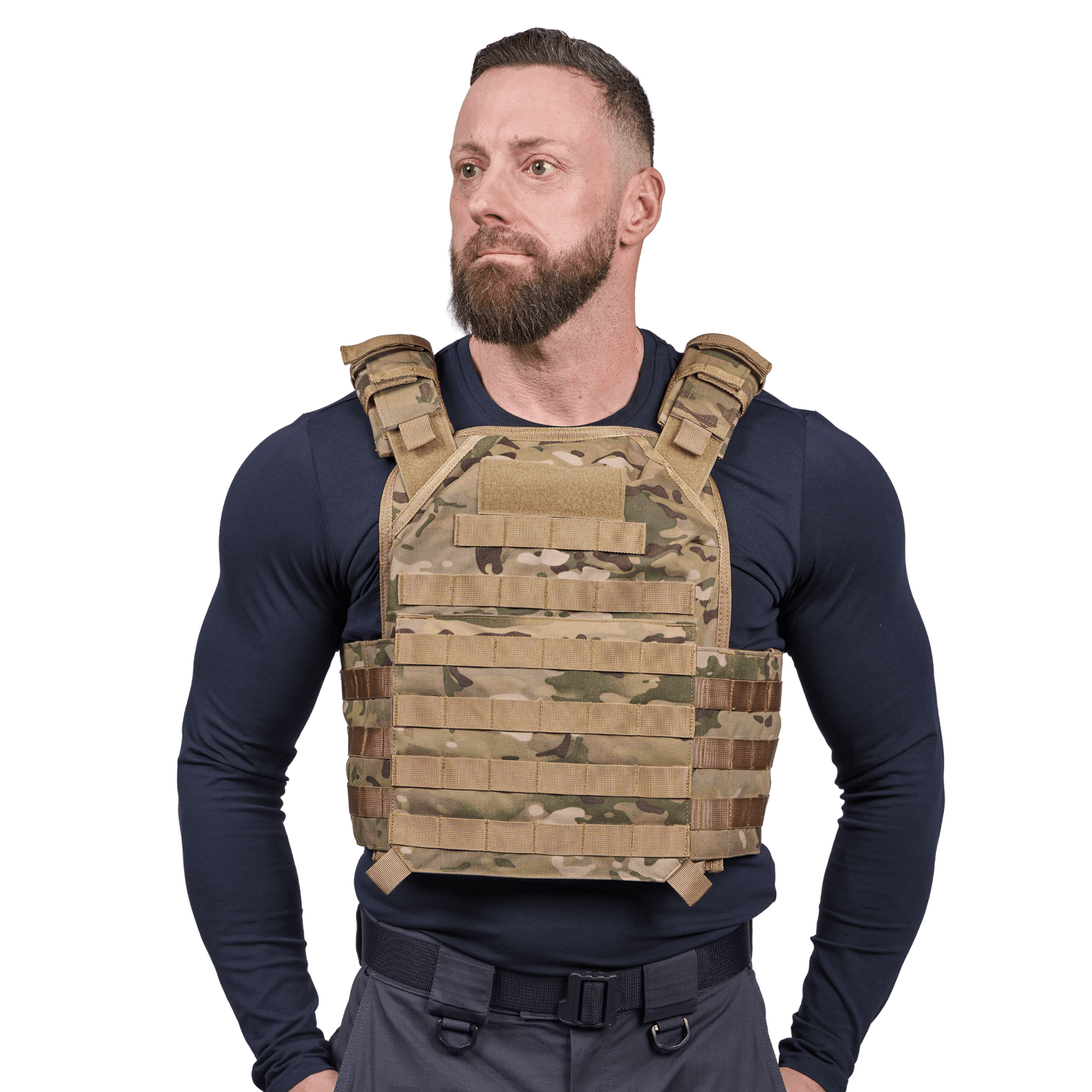 Mand iført Elite Armor Plate Carrier i camo, set forfra med fokus på pasform