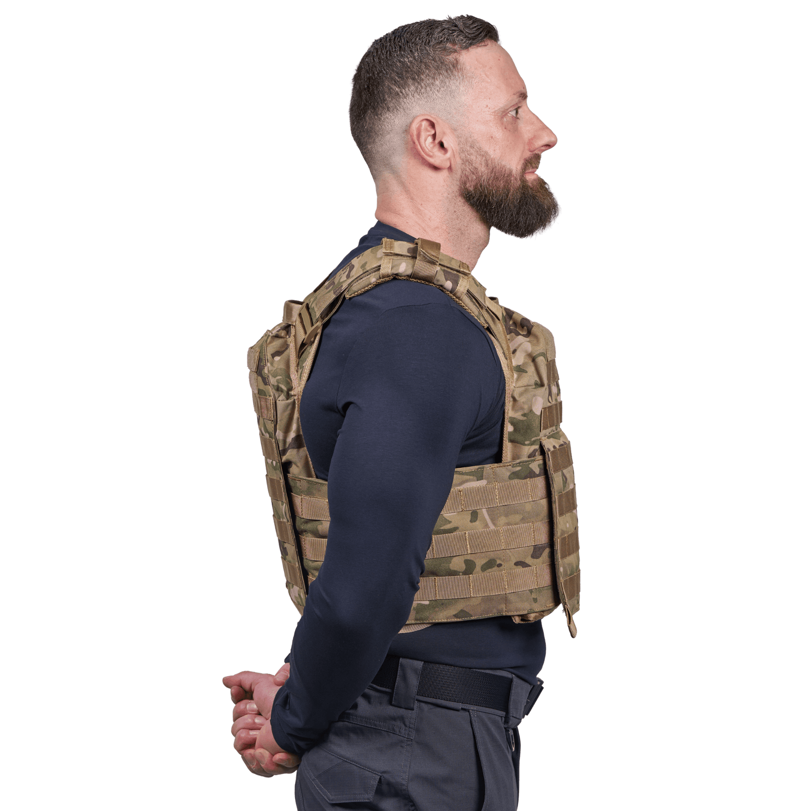 Mand iført Elite Armor Plate Carrier i farven camo, set i profil fra siden