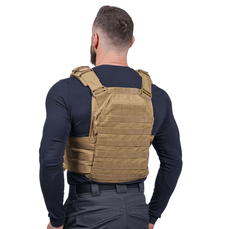 EA Plate Carrier Khaki i galleri position 1 vises bagfra med modulært design og robust materiale til NIJ-certificeret stik- og skudsikker vest.