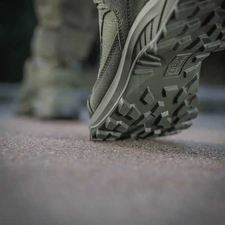 Tactical Sneakers Demi-Season – Let og komfortabel, ideelle til trekking og trail running, vist på en asfalteret sti med robust bund.