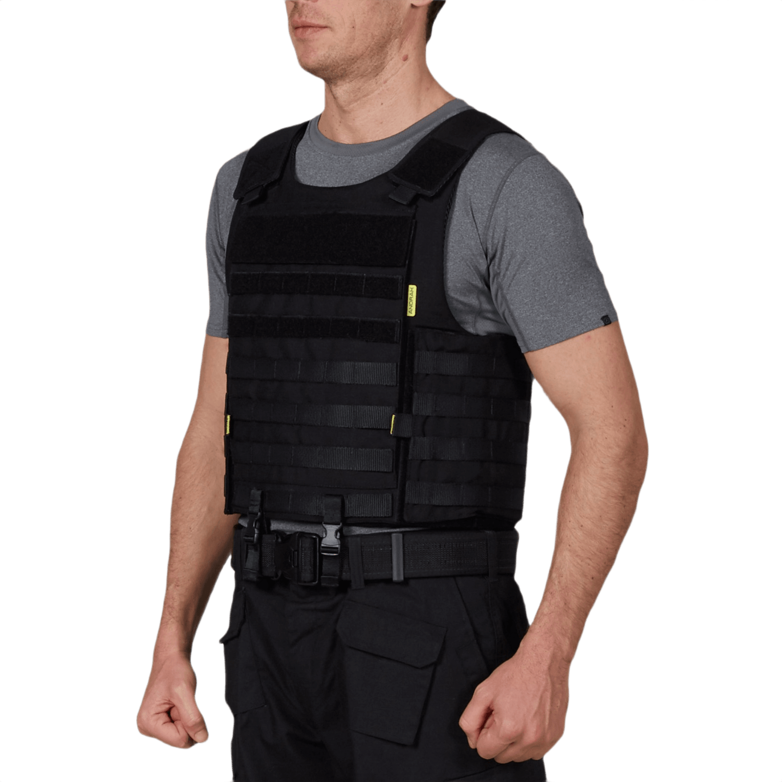 Anorak Tactical I Cover bæres af person som demonstrerer PALS webbing og ergonomisk design egnet til politi og forsvarspersonale.