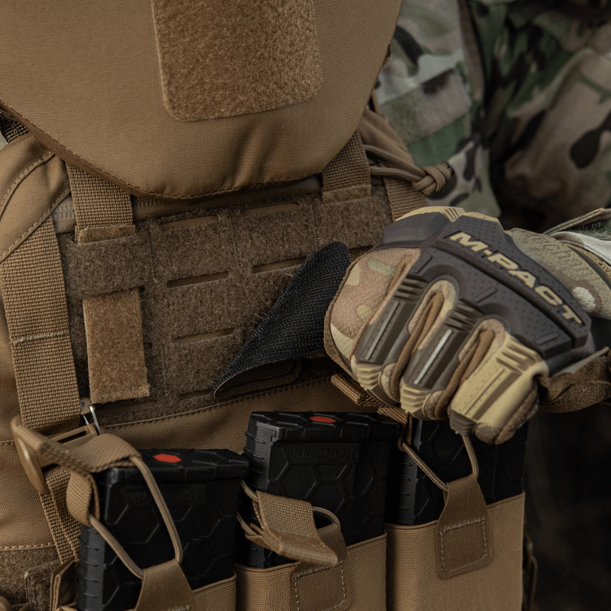 Soldat iført taktisk vest med M-Tac Patch Lucky Card (Broderi) fastgjort til Cordura 500D stof via Velcro