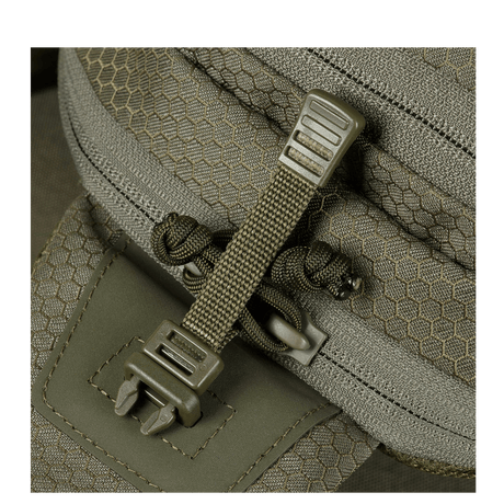 Nærbillede af M-Tac Buckler Taske Elite Hex materiale og lynlås i Hex-Cordura med MOLLE-system