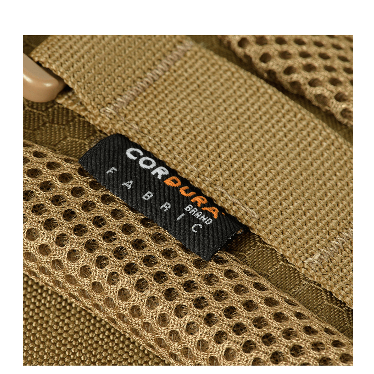 Nærbillede af M-Tac Buckler Taske Elite Hex med Cordura-stoflabel og mesh tekstur i sort og brun.