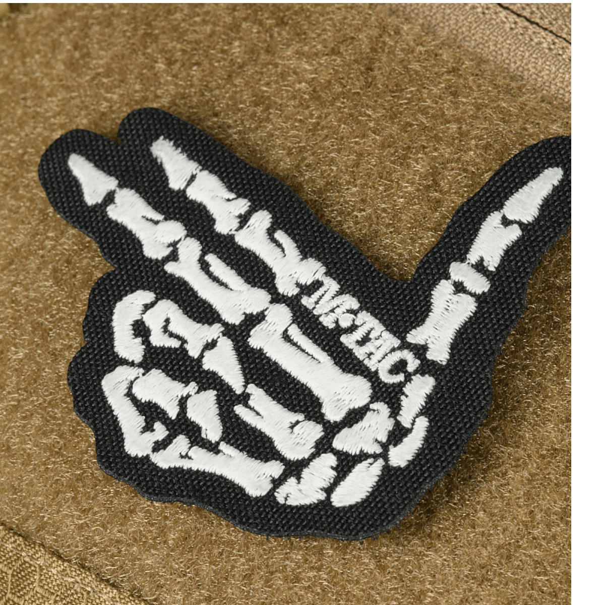 M-Tac Bat Wing Taske Elite Hex patch med skeletdesign på slidstærkt materiale.