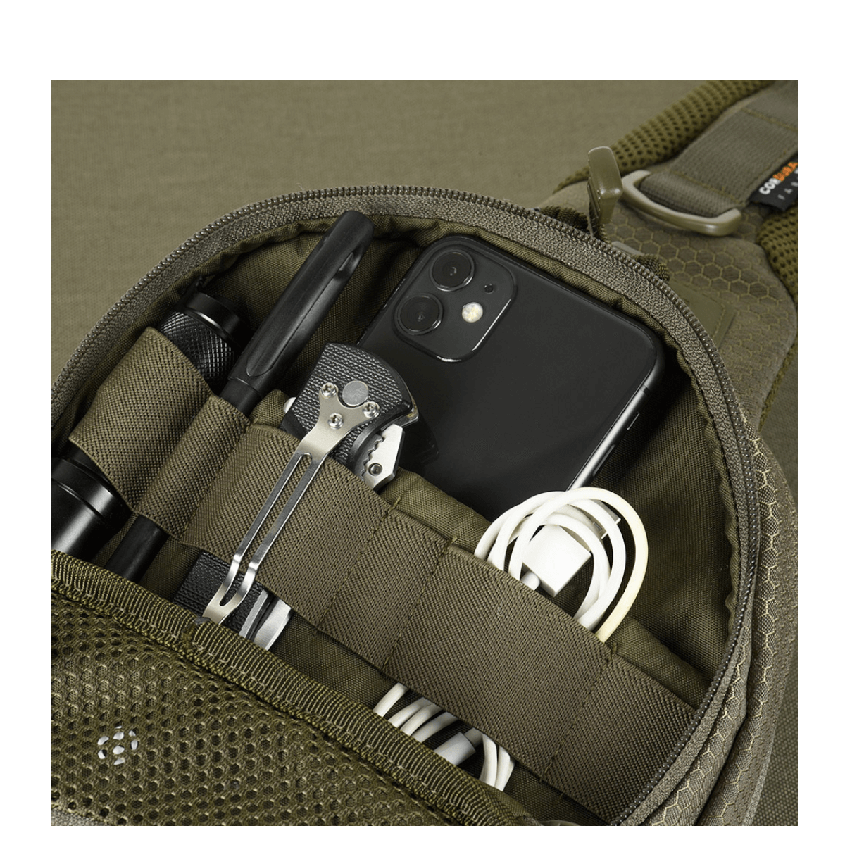 Opbevaring i M-Tac Buckler Taske Elite Hex med værktøj, telefon og kabler. Tasken er ideel til skjult bæring med MOLLE-system.