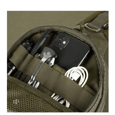 Detaljeret indblik i M-Tac Buckler Taske Elite Hex med lommer fyldt med værktøjer og elektronik, afslører funktionaliteten af det smarte design.