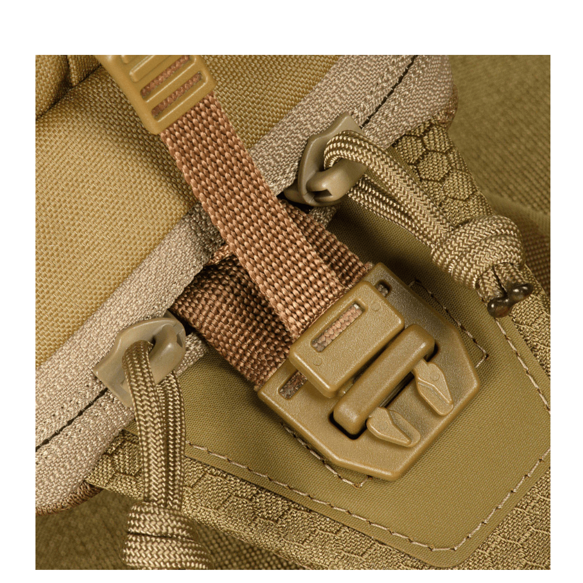 Nærbillede af M-Tac Bat Wing Taske Elite Hex lavet af Cordura Hex med YKK og Woojin hardware