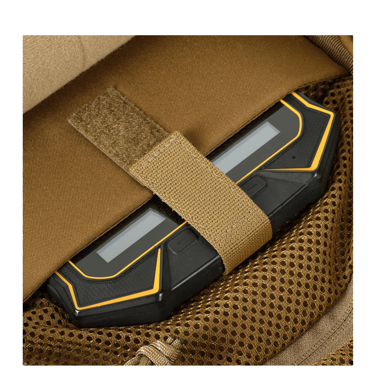 M-Tac Buckler Taske Elite Hex med indbygget MOLLE-system til skjult opbevaring og beskyttelse af elektroniske enheder, set i sort.