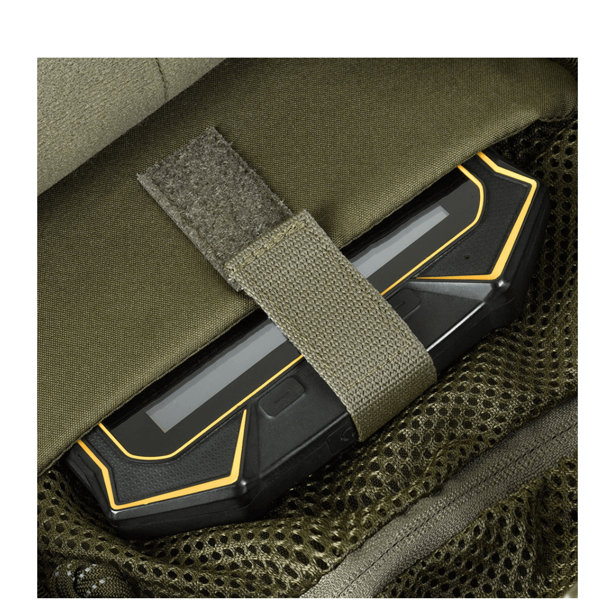 Indvendig lomme af M-Tac Buckler Taske Elite Hex med opbevaring af en enhed, viser detaljerne af Hex-Cordura stof og MOLLE-system.