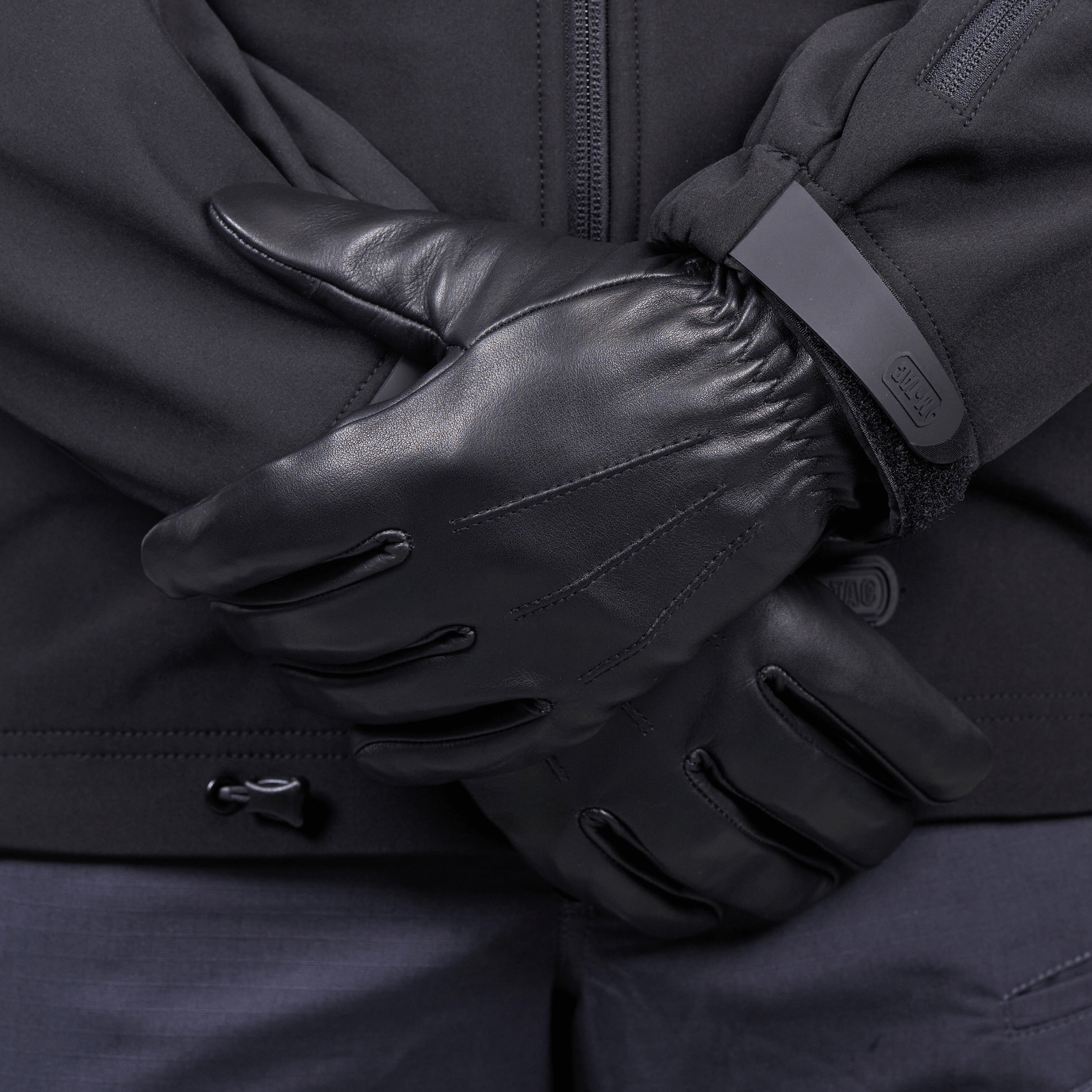 EA V.I.P snitsikre handsker set tæt på model