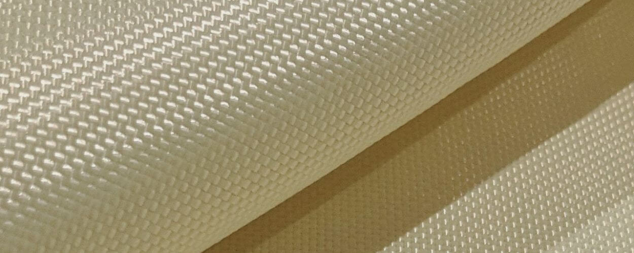 Hvilket materiale er en skudsikker vest lavet af?.