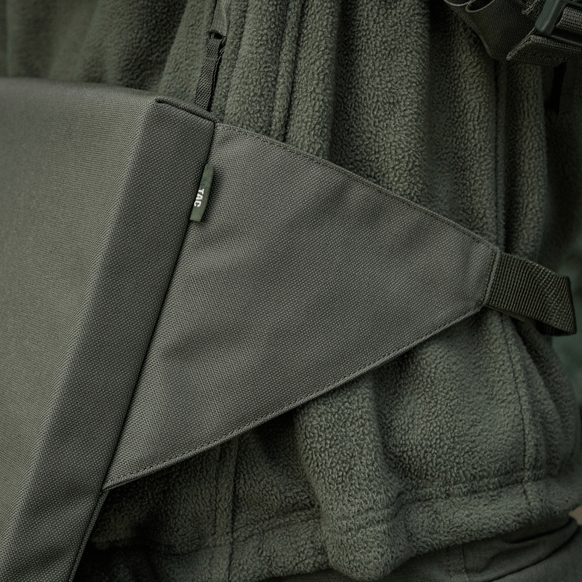 M-Tac Siddeunderlag med bælte monteret på jakke, tæt på stofdetalje