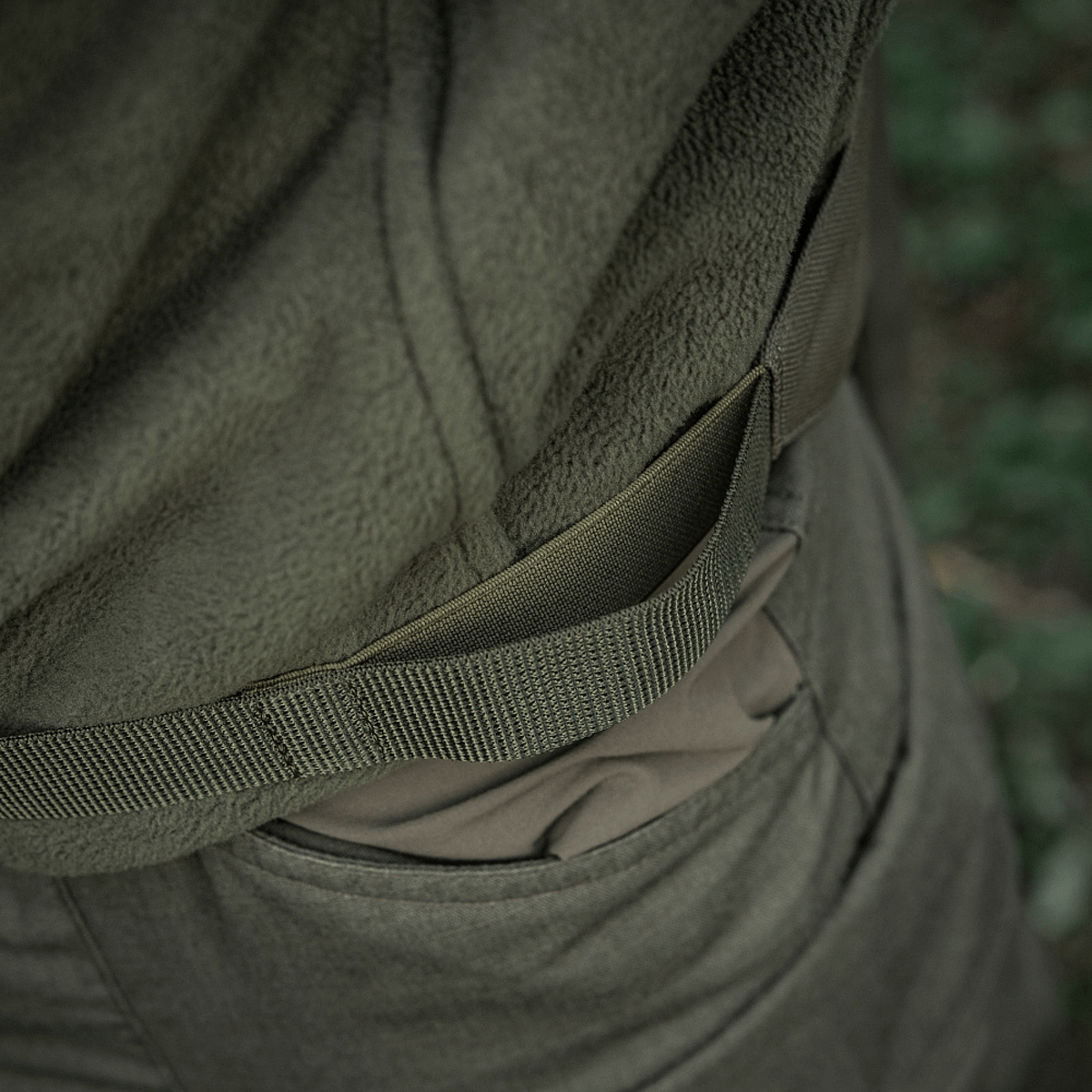 M-Tac Siddeunderlag med bælte, praktisk bærbar løsning til udendørs brug, set fra siden